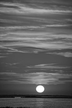 Siyah ve beyaz büyü günbatımı sahnesi: Güneş mi yoksa ay mı??