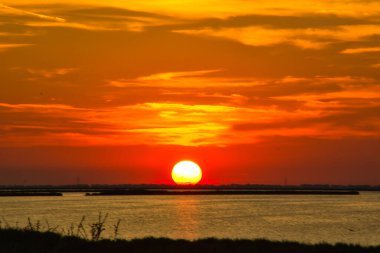 Denizin üzerinde inanılmaz bir gün batımı: doğa arka planı