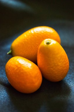 Siyah arka planda taze turuncu kumkatlı friuit: makro durgun doğa.