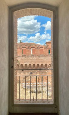 Şehrin çatısındaki bir pencereden vurulmuş.