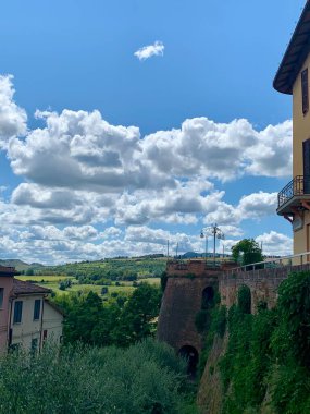 Yazın antik bir kalesi olan eski kasabanın muhteşem manzarası.