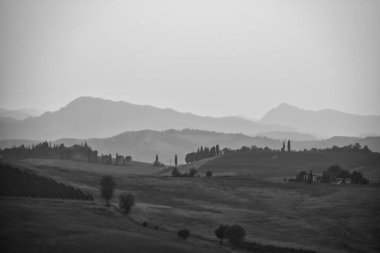 İnanılmaz siyah beyaz fotoğraf: dağların güzel manzarası, grinin tüm tonlarıyla manzara.