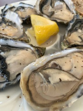 Lezzetli istiridye, taze biber ve bir dilim limon.