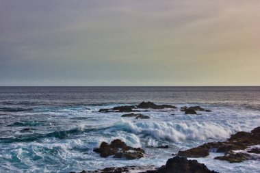 Afrika okyanusundaki deniz kıyıları ve kayalar.