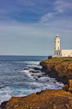 Cape Verde 'deki Atlantik Okyanusu' nda güzel beyaz deniz feneri.