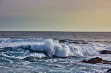 Okyanusta kıyıya doğru büyük dalgalar