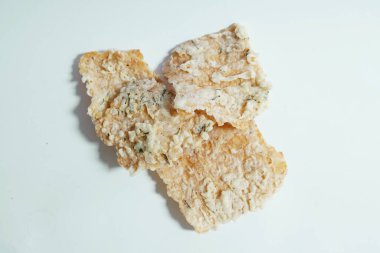 Lezzetli atıştırmalıklar, arka planda bir yığın tempeh cipsi - Endonezya sokak yemekleri