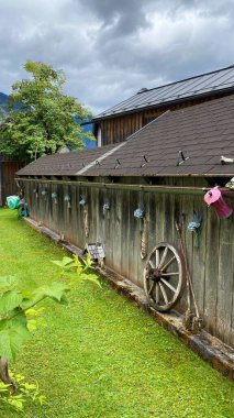 Eski ağaç evi Hallstatt Avusturya yeşil çimen aletleri Hiç kimse turizmi yavaşlatamaz