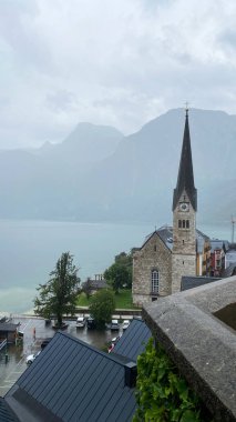 Eski kilise Hallstatt Avusturya şehir manzarası arka plan duvar kağıdı dikey göl bulutlu hava