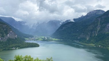 Göl manzaralı küçük kasaba manzarası doğa Hallstatt Avusturya yatay arkaplan duvar kağıdı