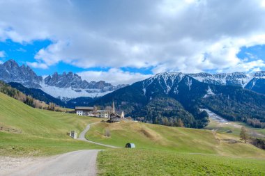 Santa Maddalena Köyü, İtalyan Alplerinde ünlü bir yer..