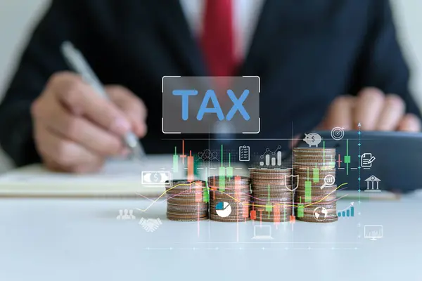 Hesap makinesi kullanan bir işadamı kişisel gelir vergisi iadesi, kurumsal ve bireysel vergi ödeme kavramını hesaplar. Veri analizi, E-vergi, hükümet, eyalet vergileri. finansal araştırma.