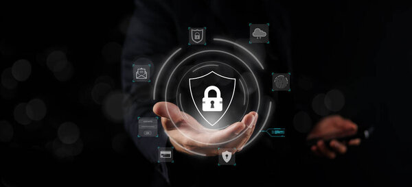 Защита данных в сети Интернет, концепция кибербезопасности и конфиденциальности для защиты персональных данных, бизнесмен, держащий в руках замок, навесной замок и интернет-технологии.