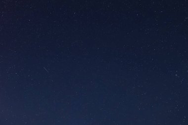 Yıldızlarla ve meteor yağmuruyla gece gökyüzü