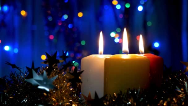 Mutlu Noeller Işıldayan Işıklar Noel Ağacı Kırmızı Zemin Kar Taneleri — Stok video