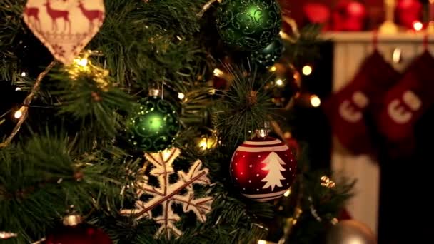 メリークリスマス 輝く光クリスマスツリー そして赤い背景 雪片に英語でハッピーニューイヤー挨拶メッセージ エレガントなアニメーションホリデーシーズンソーシャルポストデジタル4Kビデオ — ストック動画