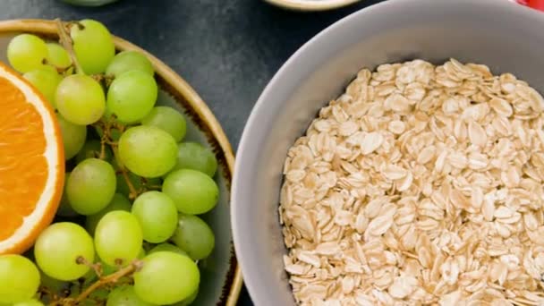 Egészséges Élelmiszer Tiszta Étkezési Kiválasztás Gyümölcs Zöldség Magvak Szuperélelmiszer Gabona — Stock videók