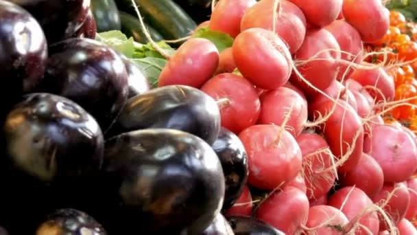 健康的な食品クリーンな食べ物の選択フルーツ スーパーフード 灰色のコンクリートの背景4Kビデオの葉野菜 — ストック動画