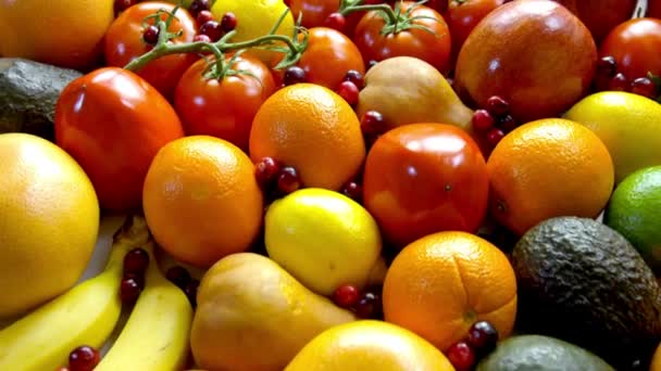 混合新鲜蔬菜背景 健康的食材 混合蔬菜 西红柿 樱桃西红柿 茄子片 精挑细选的水果旋转视图特写4K — 图库视频影像