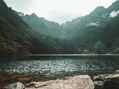 Doğanın senfonisi: nehrin taşların üzerine fısıldadığı, görkemli bir dağ zeminine sükunet çizdiği yer..