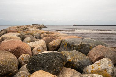 Stone İskelesi 'nin yolu feneri gözler önüne seriyor. Deniz masallarına tanıklık etmek için tünemiş bir nöbetçi. Okyanusun büyüklüğünü kucaklayan bir geçit..
