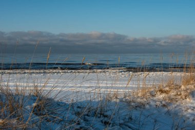 Doğanın altın ve karla boyanmış tuvali, kış denizi boyunca nefes kesici bir füzyon..