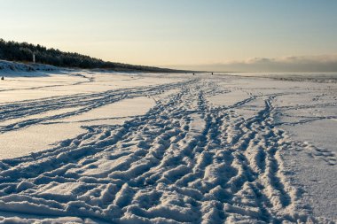 Zamanda kazınmış bir patika. Kışın altın dokunuşuyla aydınlatılan sessiz bir hikaye..