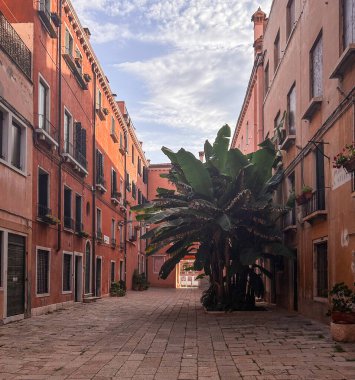 Kendinizi Venedik mimarisinin inceliklerine daldırın. Her karmaşık detay güzelliğin ve ihtişamın hikayesini anlatır..