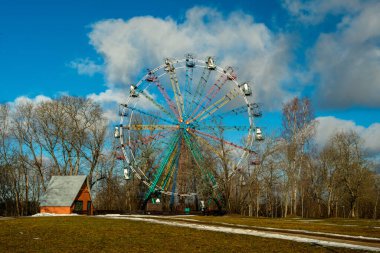 Sigulda 'nın dönme dolabının zirvesinden, kışın ihtişamı ışıl ışıl karlar, ebedi yeşil ormanlar ve parlak güneş ışığı panoramalarında ortaya çıkar..