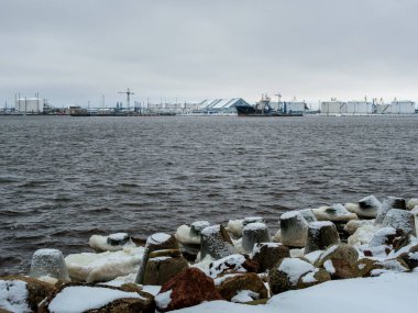 Yalnız bir gemi, sakin bir kış gününde Ventspils Limanı 'nın soğuk kucağına cesurca göğüs geriyor. Baltık kıyılarının buz gibi sükunetinin ortasında bir dayanıklılık örneği..