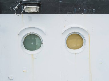 Ventspils Limanı 'nın dondurucu havasının ortasında buz saçaklarıyla bezenmiş balıkçı tekneleri, kışın Baltık sahillerinin güzelliğini somutlaştıran, buzla kaplanmış dış görünüşleriyle dururlar..