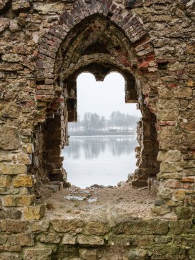 Kokneses Pilsdrupas 'ta zamanda geri git, orada antik kalıntılar Letonya' nın kalbinde eski çağların hikayelerini fısıldıyor.