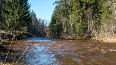 Amatas Dabas Taka 'da bir harikalar diyarına adım atın. Nehrin melodisi, kayalıkların görkemli varlığıyla uyum içindedir.