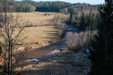 Amatas Dabas Taka, nehrin yüksek uçurumların rehberliğinde doğanın ihtişamına bir göz atıyor..