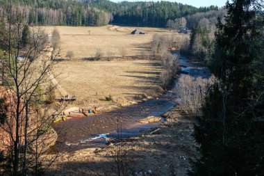 Amatas Dabas Taka 'nın dinginliğini kucaklayın, nehrin akışı engebeli uçurumların arasında rahatlatıcı bir melodi..