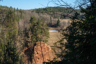 Amatas Dabas Taka 'nın mucizelerini keşfedin. Nehrin yolculuğunun kayalıkların görkemli varlığıyla yansıtıldığı yeri.