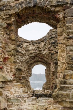 Zamanın tarihi kaleye damgasını vurduğu Kokneses Pilsdrupas 'ın mimari harikalarına hayret ediyorum.
