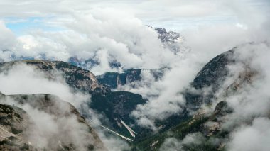 Haziran 'da Dolomitlerin eşsiz güzelliğini yakalayan yemyeşil çimenlerin ön planına karşı kar kaplı Kir Grupları' nın çarpıcı kontrastını deneyimleyin.