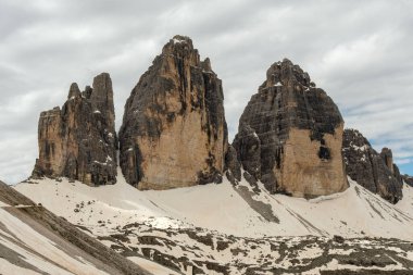 Haziran 'da Dolomitlerin eşsiz güzelliğini yakalayan yemyeşil çimenlerin ön planına karşı kar kaplı Kir Grupları' nın çarpıcı kontrastını deneyimleyin.