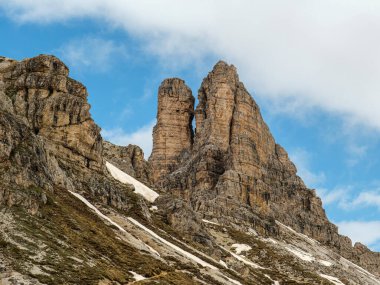 Tre Cime Pisti 'nde kar ve sis Haziran' da sisli sislerin arasından çıkan Dolomite zirveleriyle.