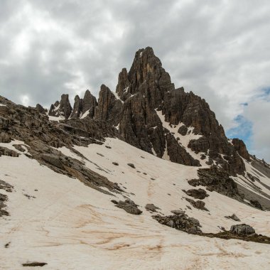 Haziran 'da Tre Cime Circuit: Karlı yollar ve Dolomite zirveleri yer değiştiren siste destansı bir sahne yaratıyor