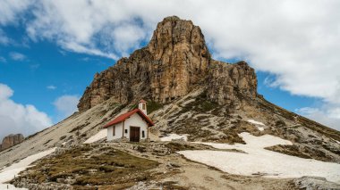 Tre Cime Pisti 'nde kar yürüyüşü, Dolomite zirveleri haziran sisi arasında ara sıra görülebilir..