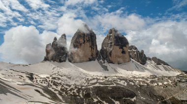 Haziran 'da Dolomitlerin eşsiz güzelliğini yakalayan yemyeşil çimenlerin ön planına karşı kar kaplı Kir Grupları' nın çarpıcı kontrastını deneyimleyin.