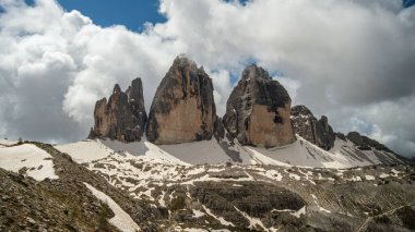Haziran ayında Tre Cime Pisti 'nde yürüyüş yaparken Dolomite zirveleri kısmen yer değiştiren siste gizlendi.