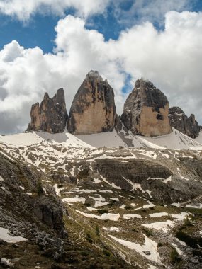 Haziran 'da Tre Cime Circuit: Karlı manzara ve Dolomite zirveleri sislerin arasında hayranlık uyandırıcı bir sahne yaratıyor