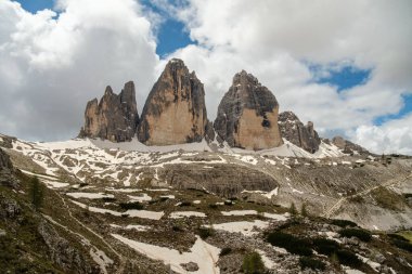 Dolomitler siste ortaya çıktı: Haziran ayında Karlı Tre Cime Pisti 'nin zirveleri sislerin arasından yükseliyordu..