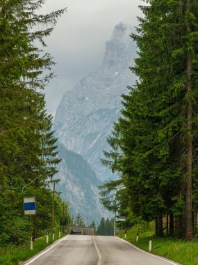 Dolomitler için mükemmel bir gün. Cimon del Froppa 'nın çarpıcı zirvesi manzaraya hükmediyor..