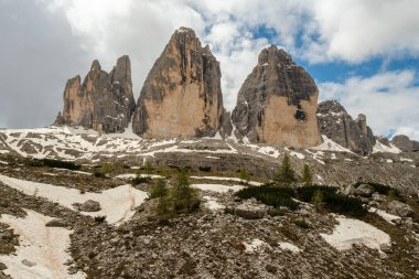 Haziran 'da Dolomitlerin eşsiz güzelliğini yakalayan yemyeşil çimenlerin ön planına karşı kar kaplı Kir Grupları' nın çarpıcı kontrastını deneyimleyin.