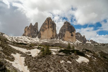 Haziran 'da Dolomitlerin eşsiz güzelliğini yakalayan yemyeşil çimenlerin ön planına karşı kar kaplı Kir Grupları' nın çarpıcı kontrastını deneyimleyin.