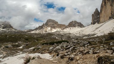 Haziran 'da Dolomitlerin eşsiz güzelliğini yakalayan yemyeşil çimenlerin ön planına karşı kar kaplı Kir Grupları' nın çarpıcı kontrastını deneyimleyin.